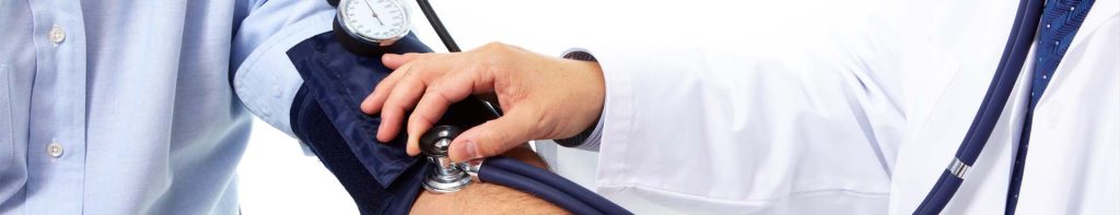 Nahaufnahme von Arm eines Mannes bei dem ein Arzt den Blutdruck misst