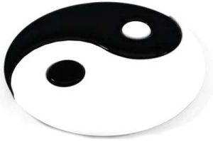 Simbolo Yin-Yang tridimensionale in bianco nero su sfondo bianco