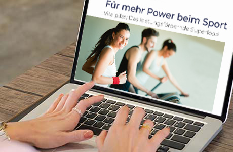 Frauenhände auf der Tastatur eines Laptops - auf dem Bildschirm ist eine Fachinformation zum Thema Ausdauer und Sport zu sehen