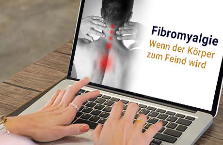 Frauenhände auf der Tastatur eines Laptops - auf dem Bildschirm ist eine Fibromyalgie Fachinformation zu sehen
