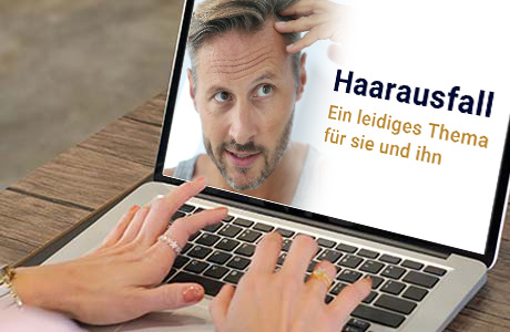 Frauenhände auf der Tastatur eines Laptops - auf dem Bildschirm ist eine Fachinformation zum Thema Haarausfall zu sehen