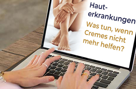 Frauenhände auf der Tastatur eines Laptops - auf dem Bildschirm ist eine Fachinformation zur Hauterkrankungen zu sehen