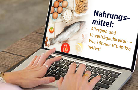 Frauenhände auf der Tastatur eines Laptops - auf dem Bildschirm ist eine Fachinformation zum Thema Lebensmittelallergie zu sehen