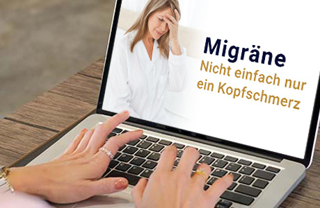 Frauenhände auf der Tastatur eines Laptops - auf dem Bildschirm ist eine Fachinformation zum Thema Migräne zu sehen