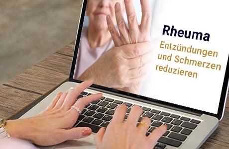 Frauenhände auf der Tastatur eines Laptops - auf dem Bildschirm ist eine Fachinformation zum Thema Rheuma zu sehen
