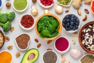 Vários tabuleiros de vários alimentos ricos em antioxidantes